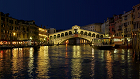 Le pont du Rialto en début de nuit